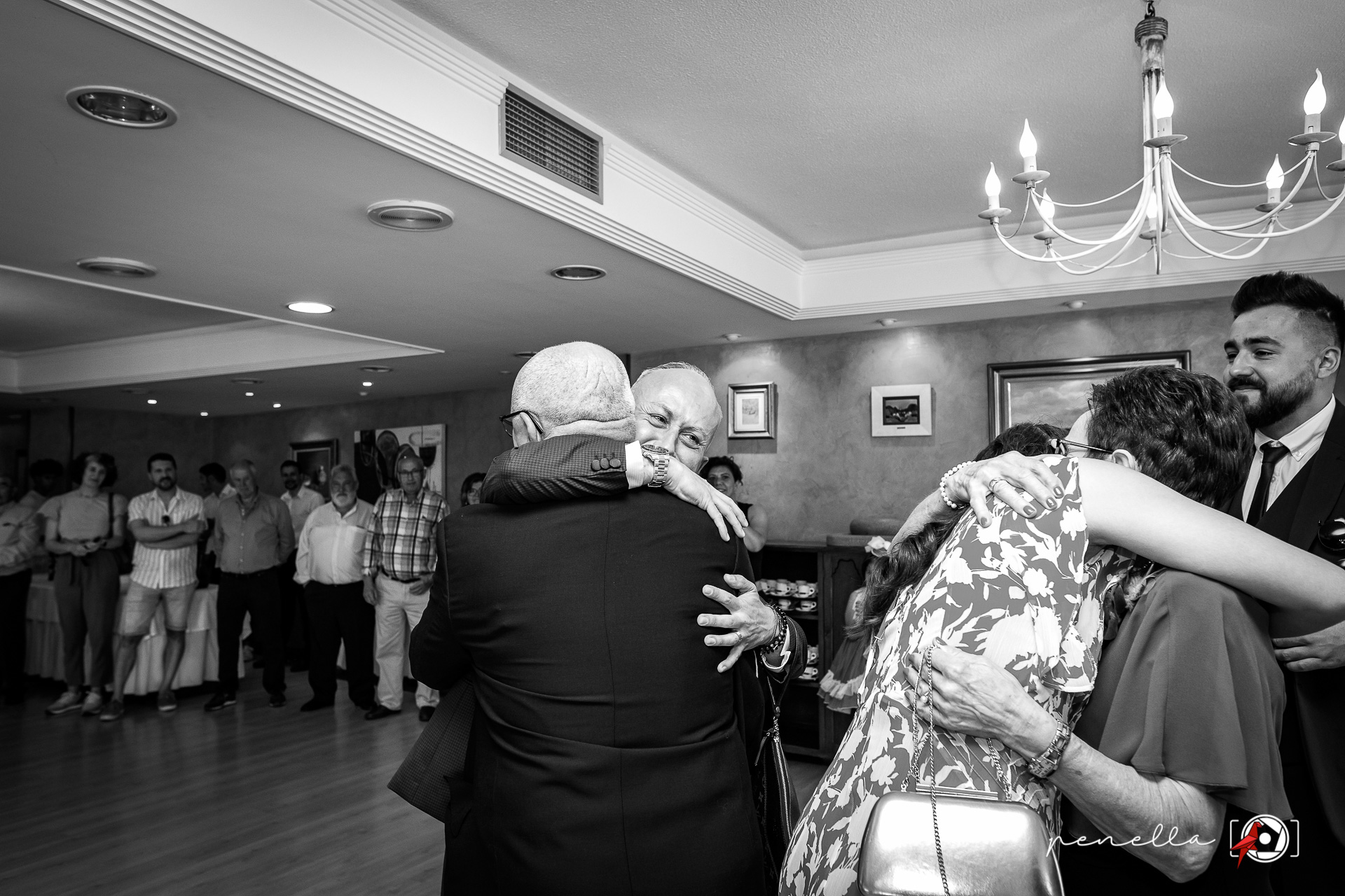 Abrazo de famillia en los reportajes de bodas de oro de la fotógrafa de eventos en Asturias
