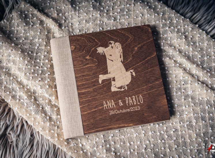 Álbum de boda con grabado láser personalizado de la fotógrafa de bodas en Asturias Penella Fotografía