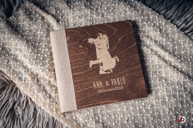 Álbum de boda con grabado láser personalizado de la fotógrafa de bodas en Asturias Penella Fotografía