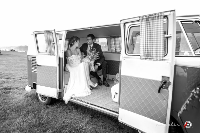 Camper vintage en la sesión de los novios el día de la boda en Asturias