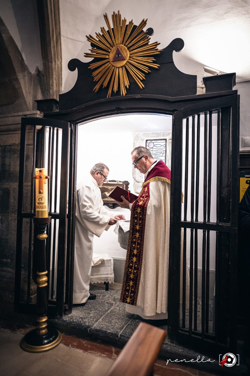 Cardenal asturiano Ángel Fernández Artime en la pila bautismal de la Iglesia de Luanco