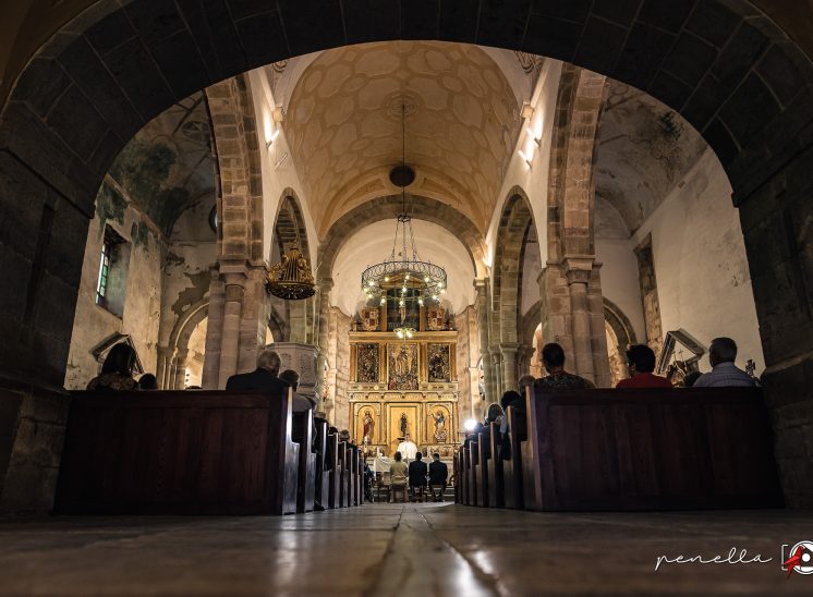 Ceremonia de tu 25 aniversario de boda o bodas de plata en el Monasterio de Cornellana en Asturias, Penella Fotografía