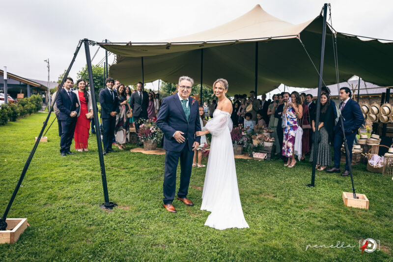 Ceremonia de boda en una carpa con la fotógrafa de bodas en Asturias Penella Fotografía