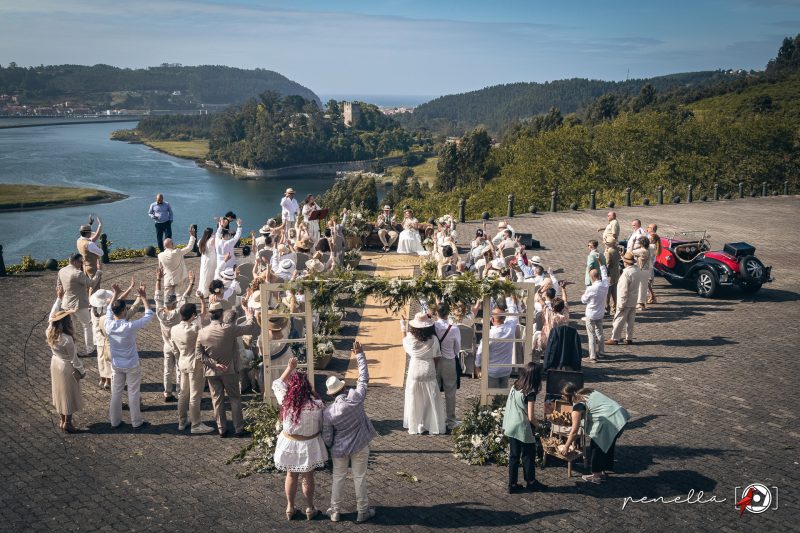 Ceremonia de boda con vistas a la desembocadura del río Nalon y al castillo desde el Hotel Palacio de la Magdalena