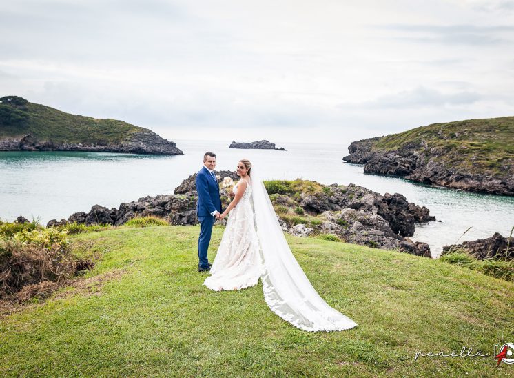 Ceremonia de boda con vistas al mar Cantábrico en Asturias de la fotógrafa Penella Fotografía