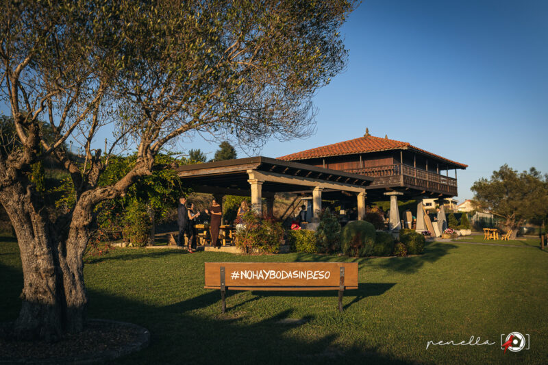 Ceremonia de boda bajo un hórreo en el restaurante Peñamea con el fotógrafo Penella Fotografía