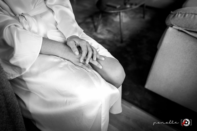 Detalle de los nervios de la novia en el reportaje de los preparativos el día de su boda de la fotógrafa Penella Fotografía