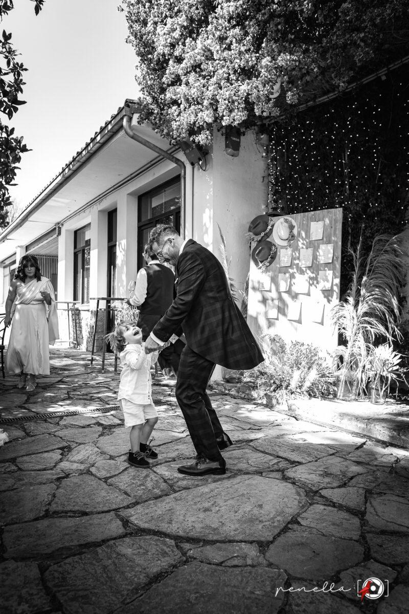 El novio bailando con su hijo en el reportaje de boda en Asturias con Penella Fotografía