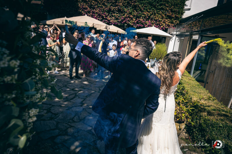 Entrada al convite con bengalas y la fotógrafa de bodas en Asturias Penella Fotografía