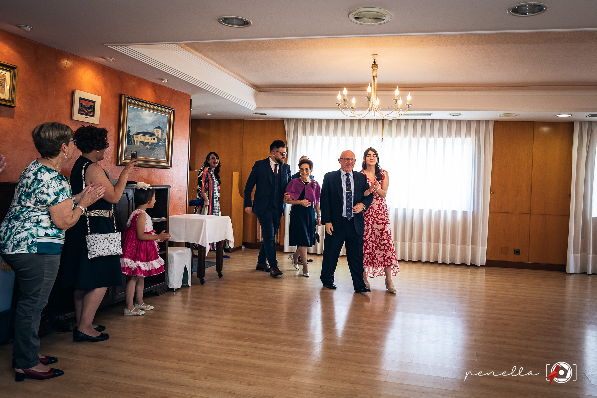 Entrada en tu reportaje de bodas de oro en Tineo con el fotógrafo de eventos Penella Fotografía