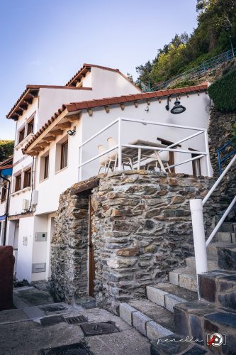 Escaleras hasta el mirador de la Atalaya, casa rural con terraza exterior en el pueblo de Cudillero
