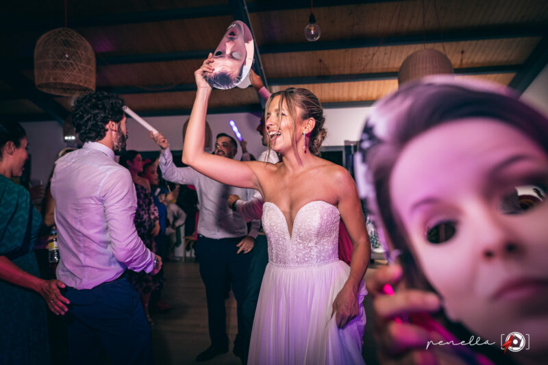 Fiesta de la boda con la diversión de la novia y los amigos en el reportaje de boda con Penella Fotografía