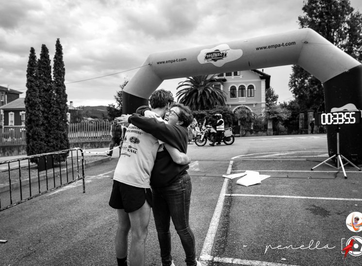 Foto de Penella Fotografía al abrazo entre la presidenta de la Asociación Solidaria y el ganador de la Carrera