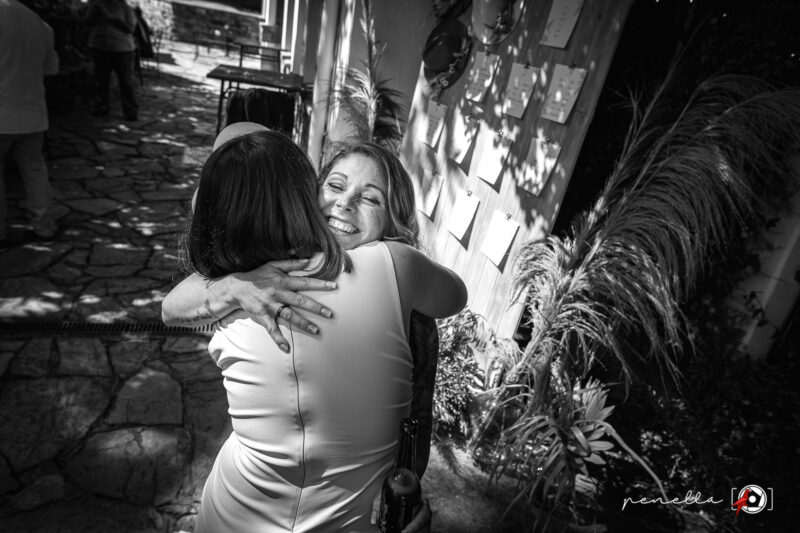 Foto del abrazo entre la novia y su hermana el día de su boda en Asturias, Penella Fotografía