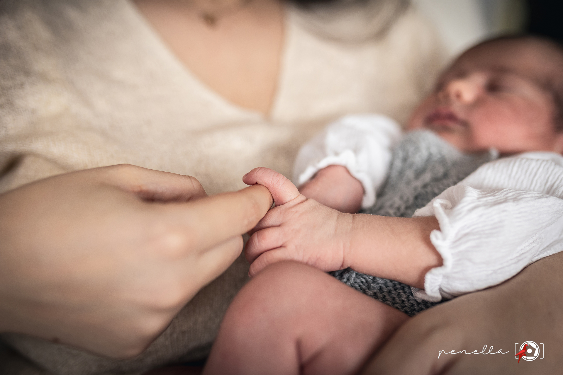 Foto de detalle de sus manos de recién nacido de la fotógrafa Leticia Penella
