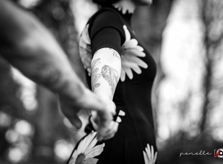 Foto de detalle de tatuajes en blanco y negro en sesión book en Asturias, Penella Fotografía