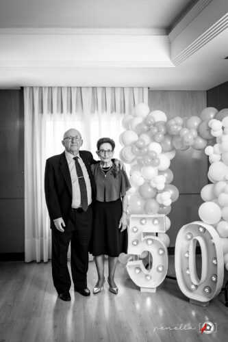Foto de familia en el 50 aniversario o celebración de bodas de oro