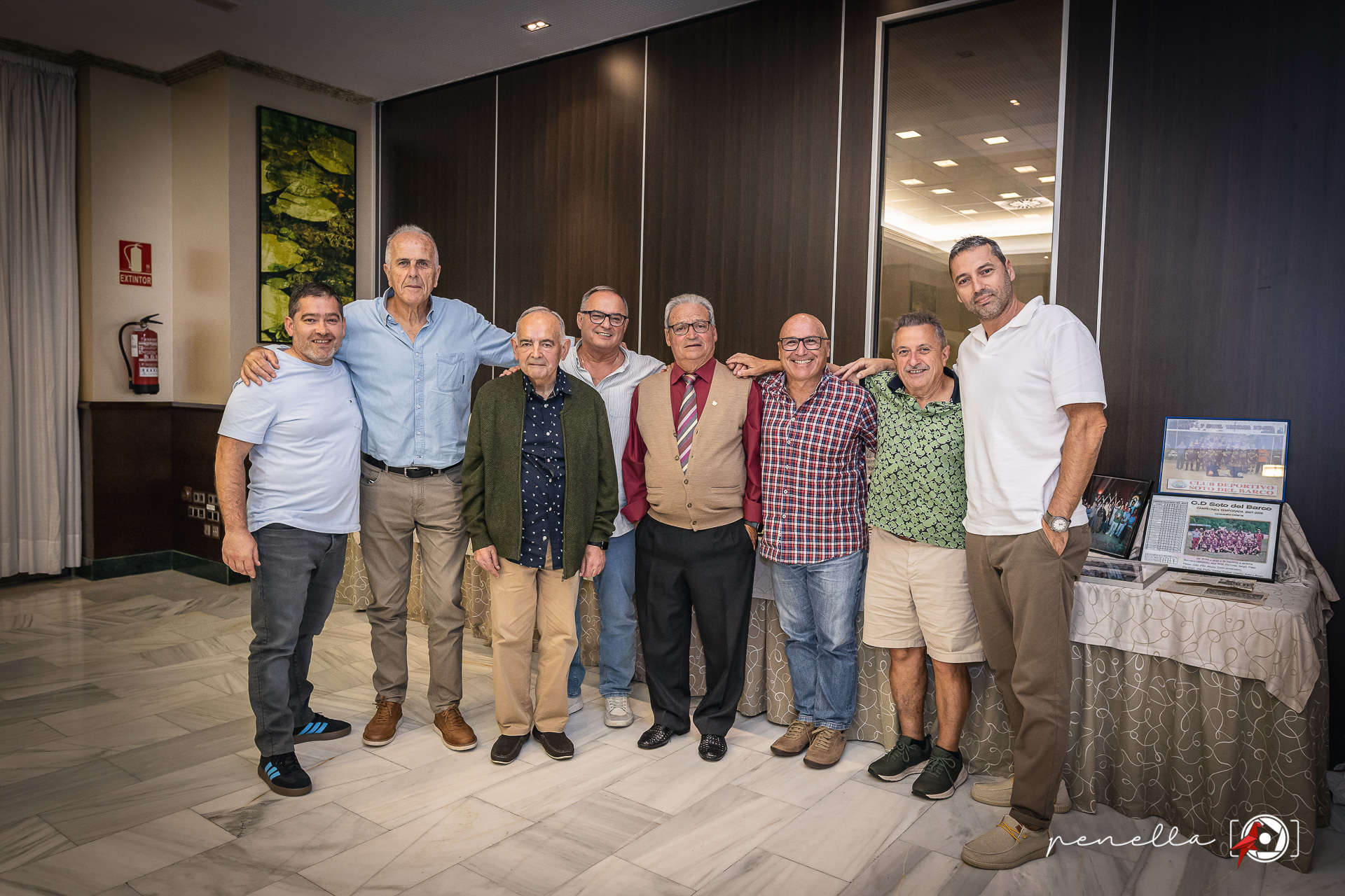 Foto de familia durante la cena homenaje al Club Deportivo de Soto del Barco