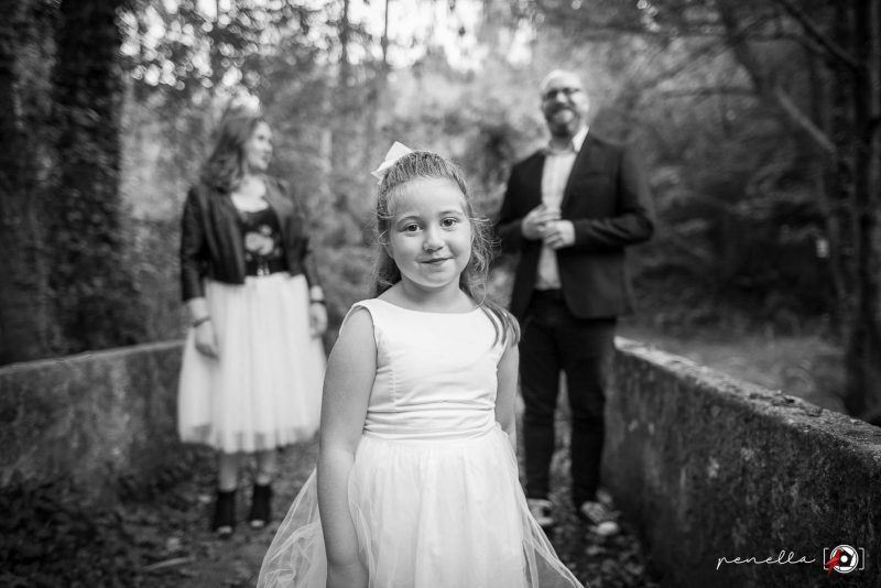 Foto de familias y reportaje familiar de padres e hijos en Asturias, Avilés, Gijón y Oviedo. Penella Fotografía en blanco y negro