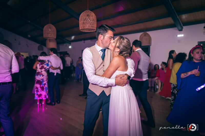 Foto de la fiesta el día de la boda con la fotógrafa de bodas en Asturias Penella Fotografía