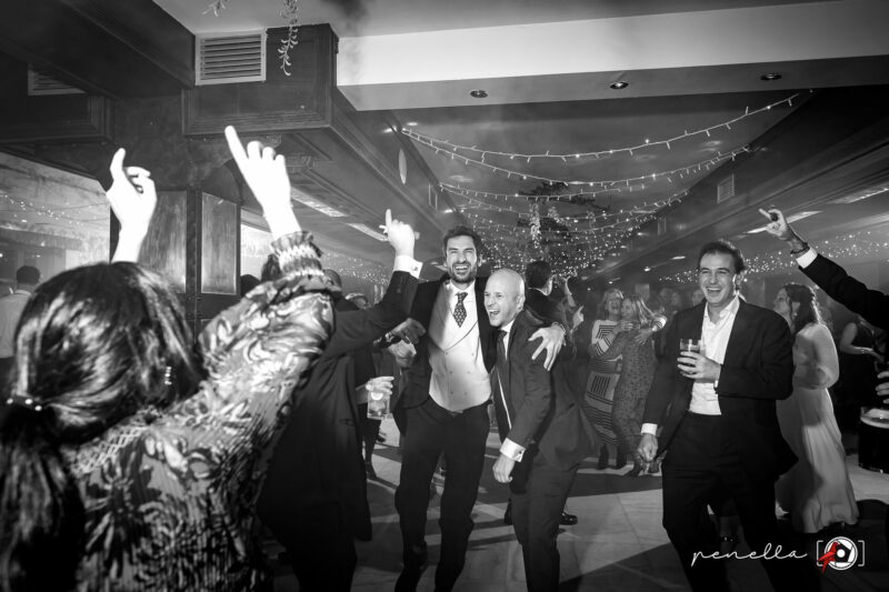 Foto del novio en el momento de la fiesta de la fotógrafa de bodas Penella Fotografía