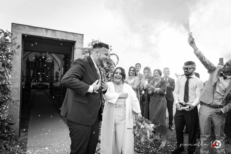 Foto de los novios a la salida de su boda en la Iglesia de Puentevega en Pravia, del fotógrafo en Asturias Penella Fotografía