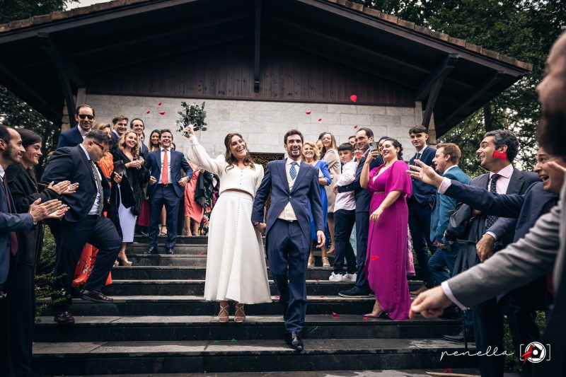 Foto de los novios a la salida de la ceremonia en el Restaurante la Campana de la fotógrafa de bodas en Asturias Penella Fotografía
