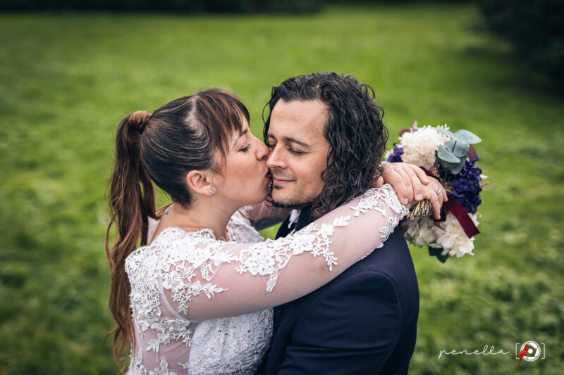 Foto de recién casados en su postboda en Gijón en invierno, fotógrafo de bodas en Asturias Penella Fotografía