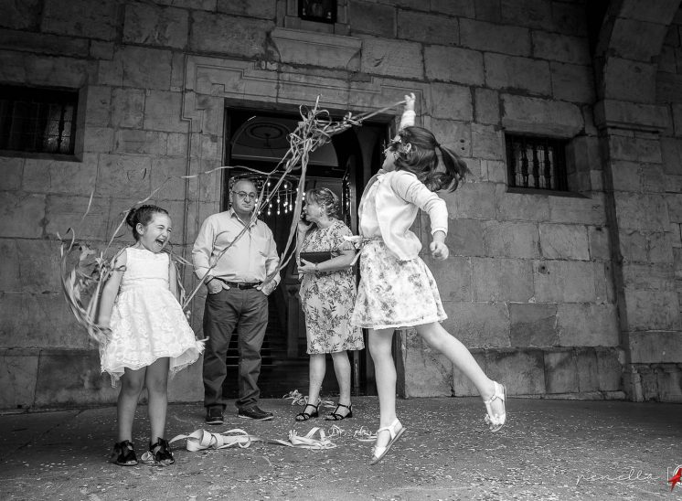 Fotógrafa de bodas en blanco y negro en el ayuntamiento de Avilés en Asturias Penella Fotografía