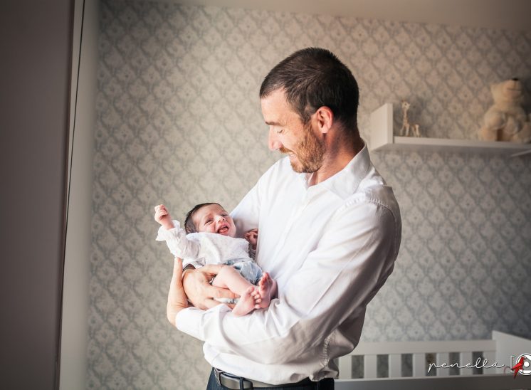 Fotógrafo de bebés a domicilio para sesiones lifestyle o documentales en Asturias, Penella Fotografía