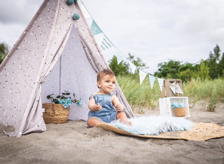 Fotógrafo de bebés al aire libre en exterior en sesiones infantiles con atrezo en Asturias, Penella Fotografía