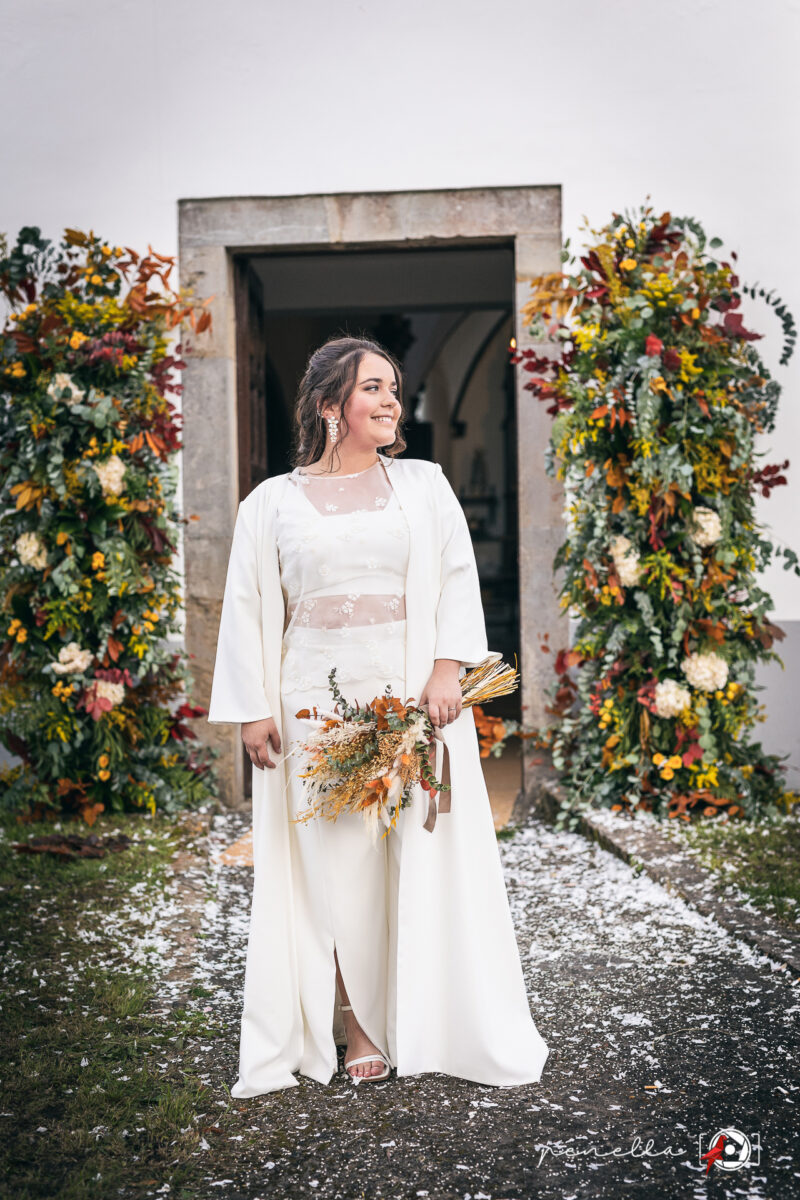 Fotógrafo de bodas en Asturias Leticia M. Penella, retrato de la novia a la puerta de una Iglesia en Pravia