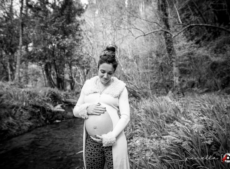 Fotógrafo de embarazadas y sesiones de premamá en la naturaleza de Castrillón en Asturias, Penella Fotografía
