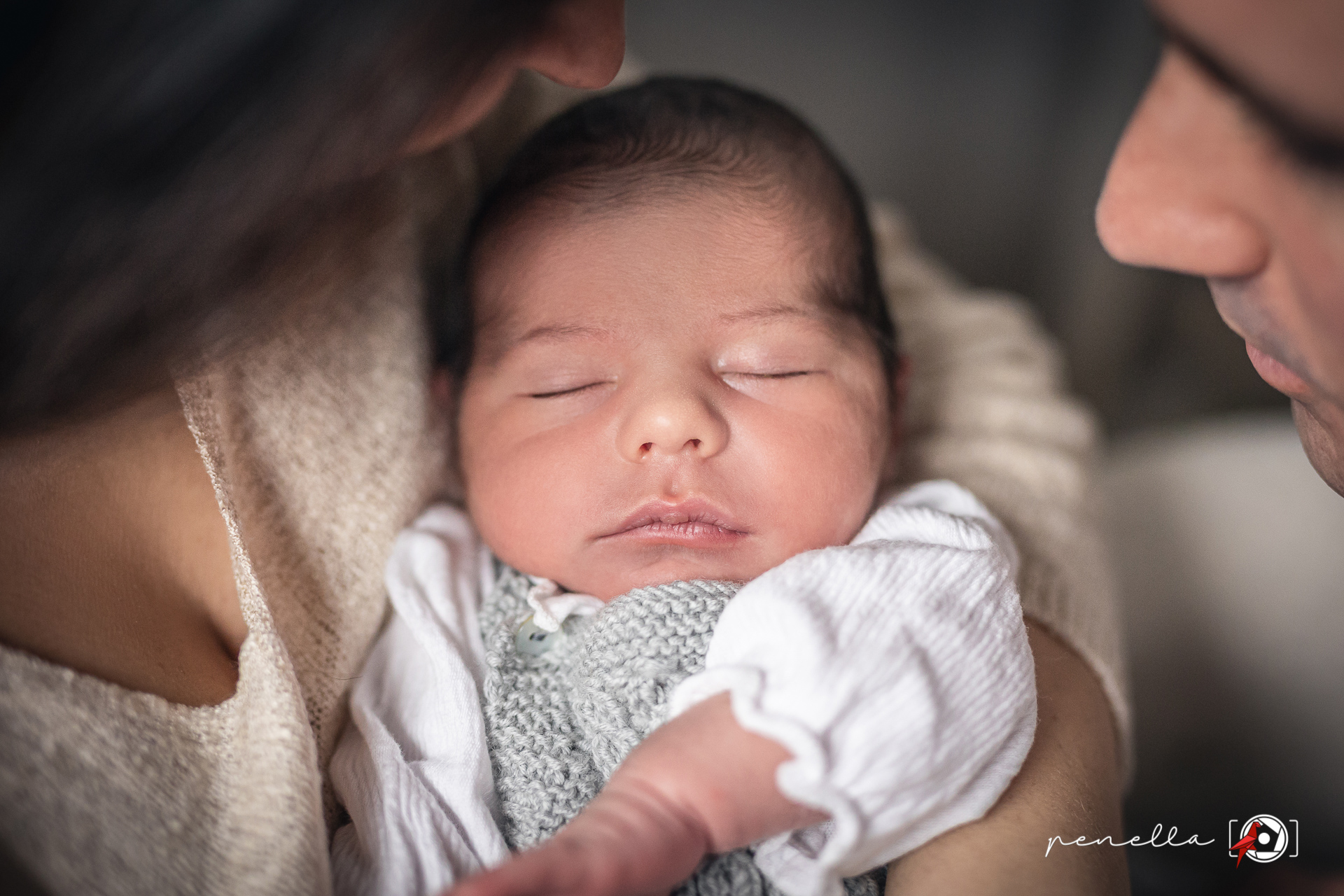 Fotos del bebé dormido con luz natural, Penella Fotografía
