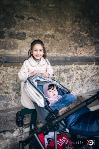 Fotos de familia en el exterior de la Iglesia en tu reportaje de bautizo con Penella Fotografía