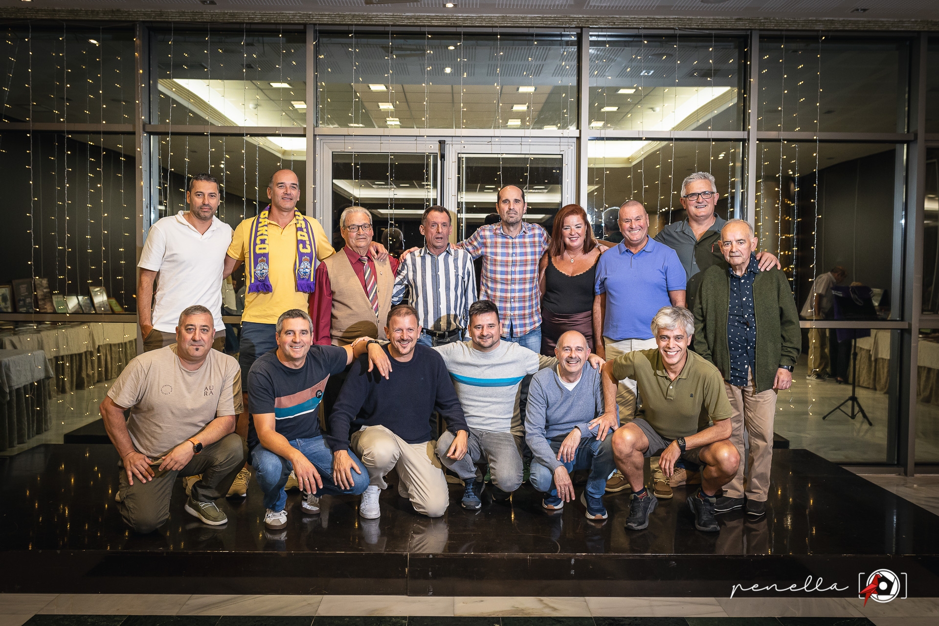 Fotos de un grupo de asistentes a la cena homenaje del CD Soto del Barco