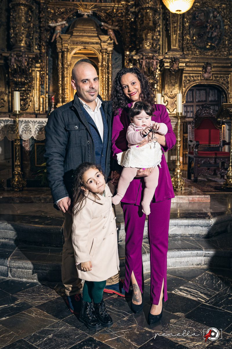 Fotos de familia en el altar para tu reportaje de bautizo en Iglesia con Penella Fotografía