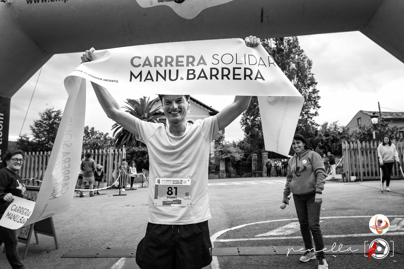 Ganador en la 4ª Carrera Solidaria Manu Barrera a su llegada a meta