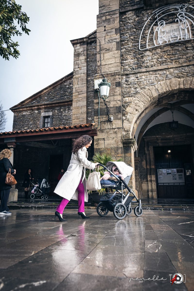 Llegada al bautizo en el reportaje de bautismo en Asturias con Penella Fotografía