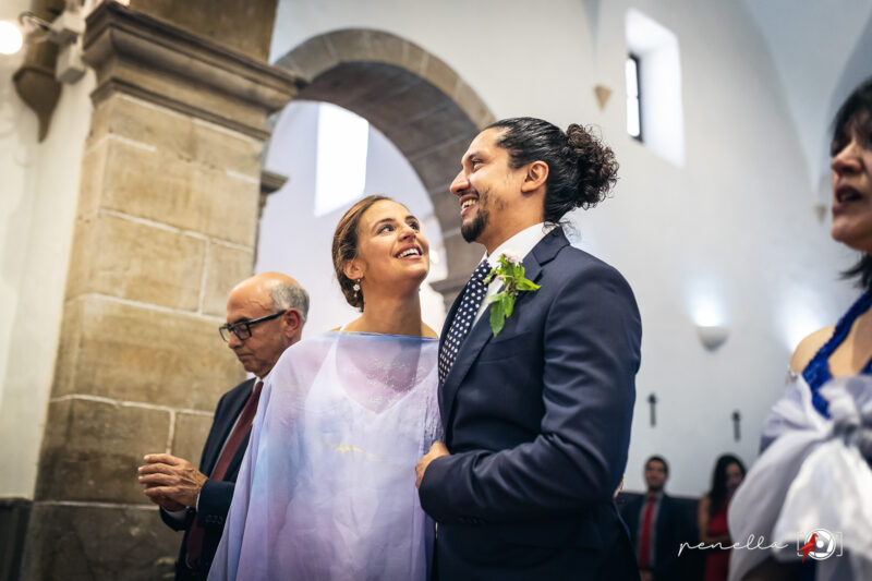 Mirada de los novios en su ceremonia de boda en iglesia en Asturias con la fotógrafa de bodas Leticia M. Penella