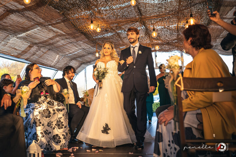 Momento emotivo de la entrada de la novia en la cúpula del restaurante Peñamea en Asturias, Penella Fotografía