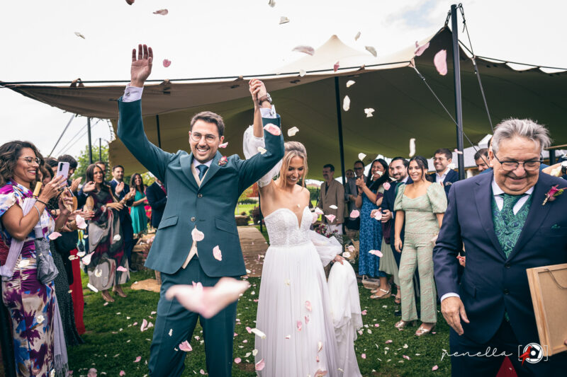 Novios recién casados y el fotógrafo de bodas en Asturias Penella Fotografía