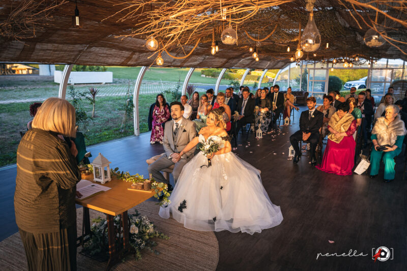 Reportaje de ceremonia de boda al atardecer en la cúpula del restaurante Peñamea en Asturias