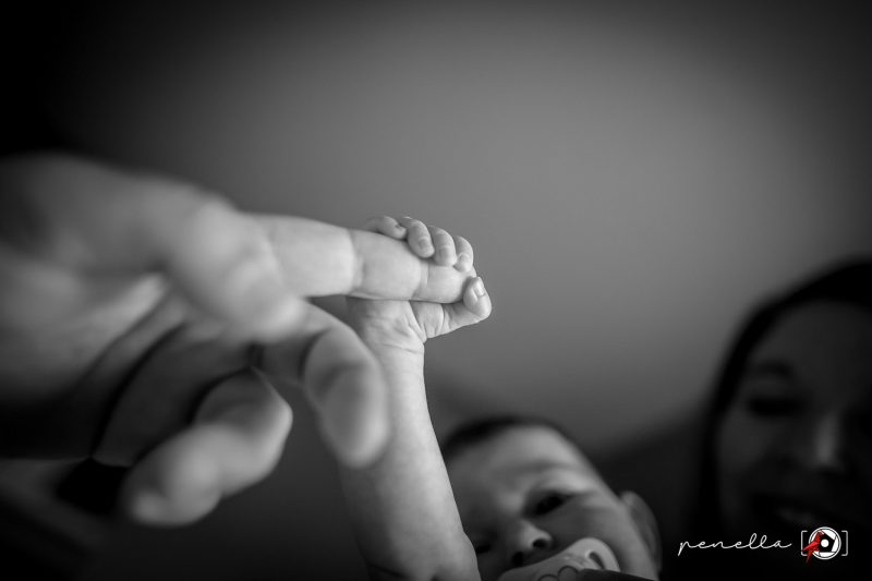 Reportaje en blanco y negro de fotógrafo de bebes en Asturias Penella Fotografía