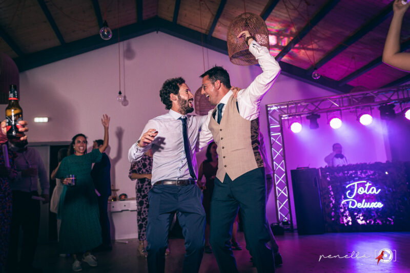 Reportaje de la fiesta de tu boda y diversión del novio y los amigos con el dj jota deluxe