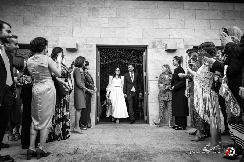 Salida de los novios en su boda en la campana en Pruvia de la fotógrafa de bodas Leticia M. Penella