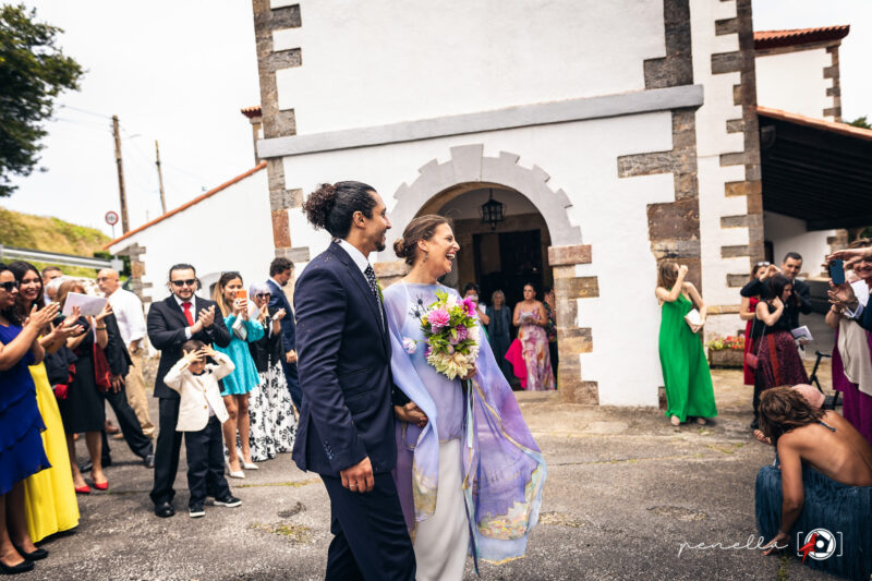 Salida de los novios de la iglesia de Santiago del Monte en su reportaje de boda en Asturias