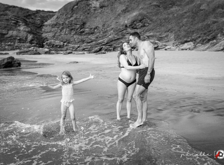 Sesiones fotográficas de embarazo divertidas en familia y con niños