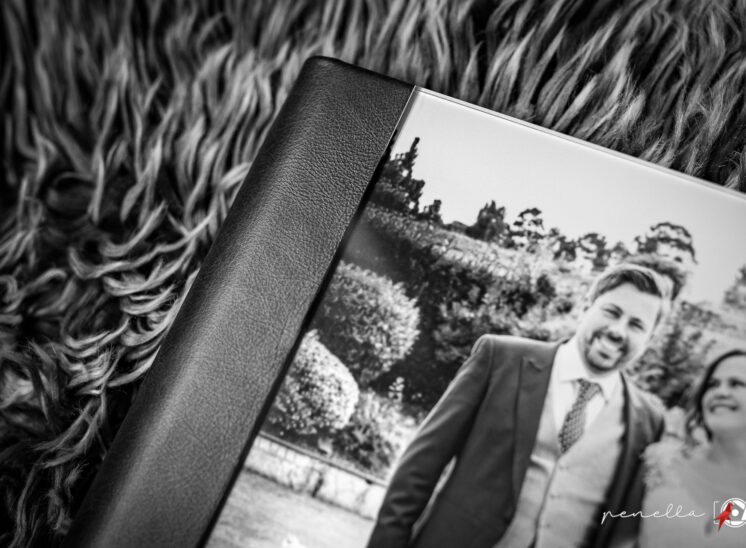 álbum de boda con portada de foto en acrylic y piel toscana, Penella Fotografía