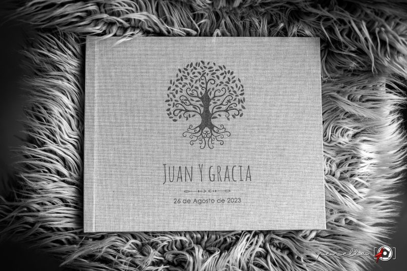 Álbum de boda en textil natural con grabado personalizado en su portada de la fotógrafa de bodas en Asturias Penella Fotografía